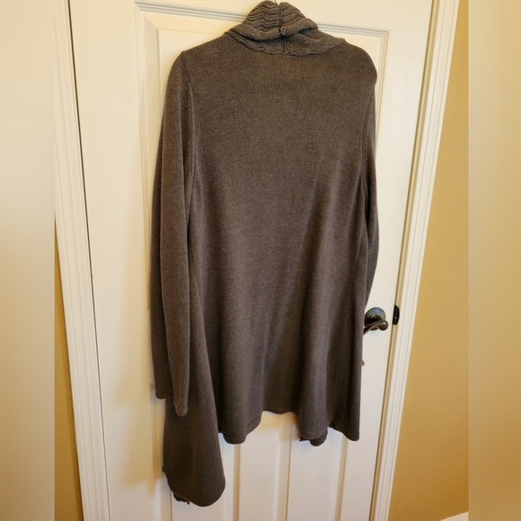 Leo & Nicole Thick Gray Sweater Cardi w/Flattering Knit & Crochet Detailing - Picture 3 of 13